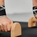 Perché usare le parallele piuttosto che appoggiare le mani sul pavimento?